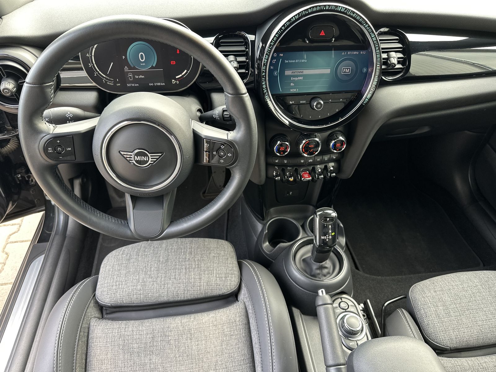 Fahrzeugabbildung MINI Cooper Classic Trim Black Ext. NAV+LED+KAM+CARPL