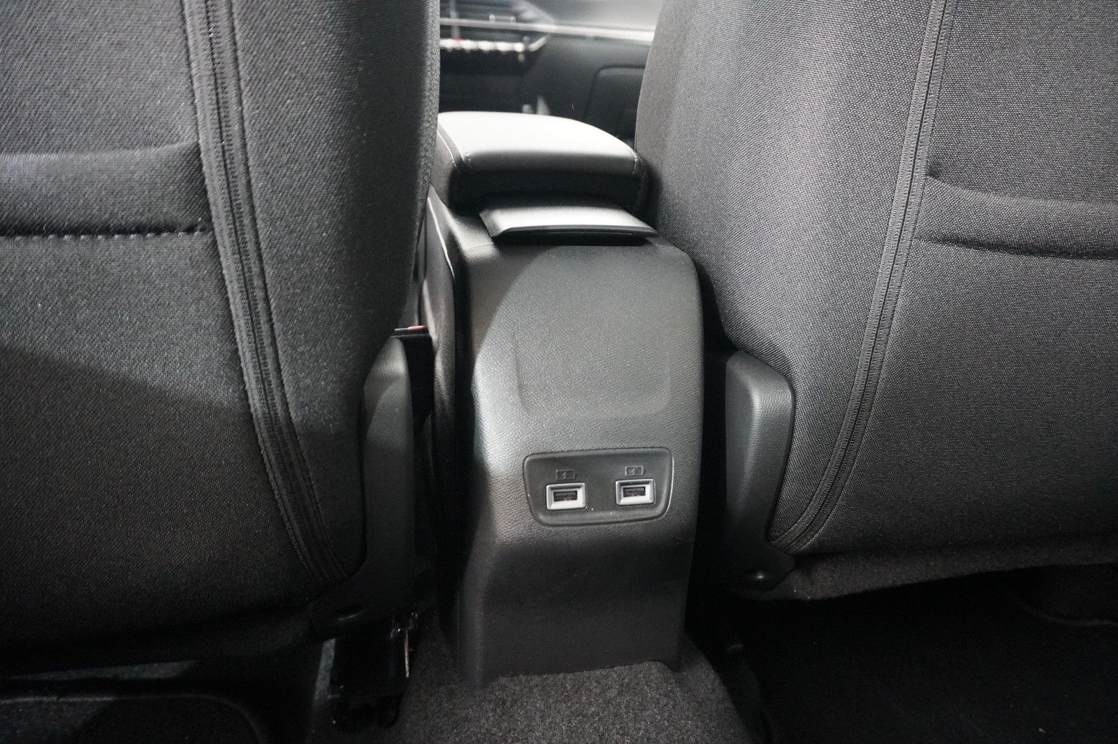 Fahrzeugabbildung Peugeot 2008 1.2T ALLURE AT NAVI/LED/KAMERA/SHZ/VIRT.