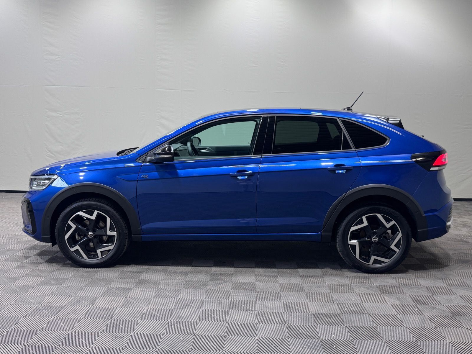 Volkswagen Taigo R-Line 1.5 TSI DSG MATRIX PANO AHK NAVI foto 3