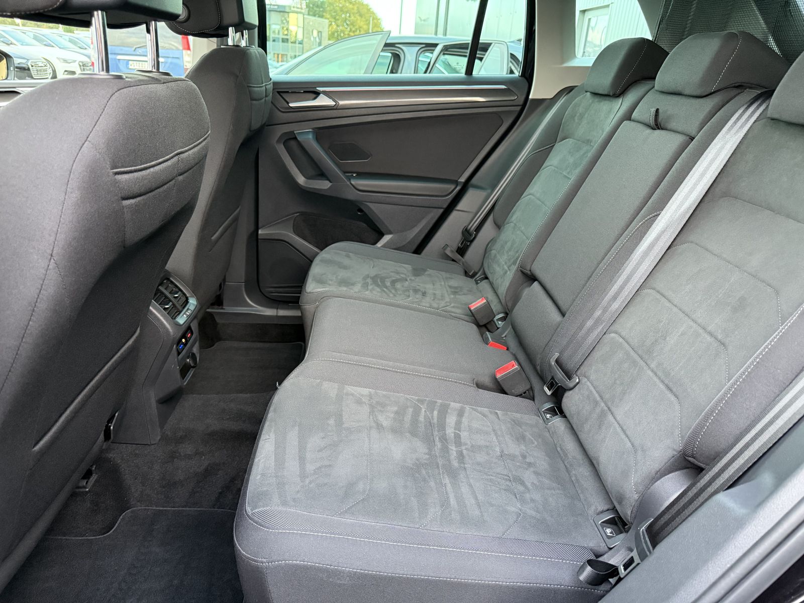 Fahrzeugabbildung Volkswagen Tiguan 4M DSG Elegance NAV+LED+AHK+VCOCK+360°+PP