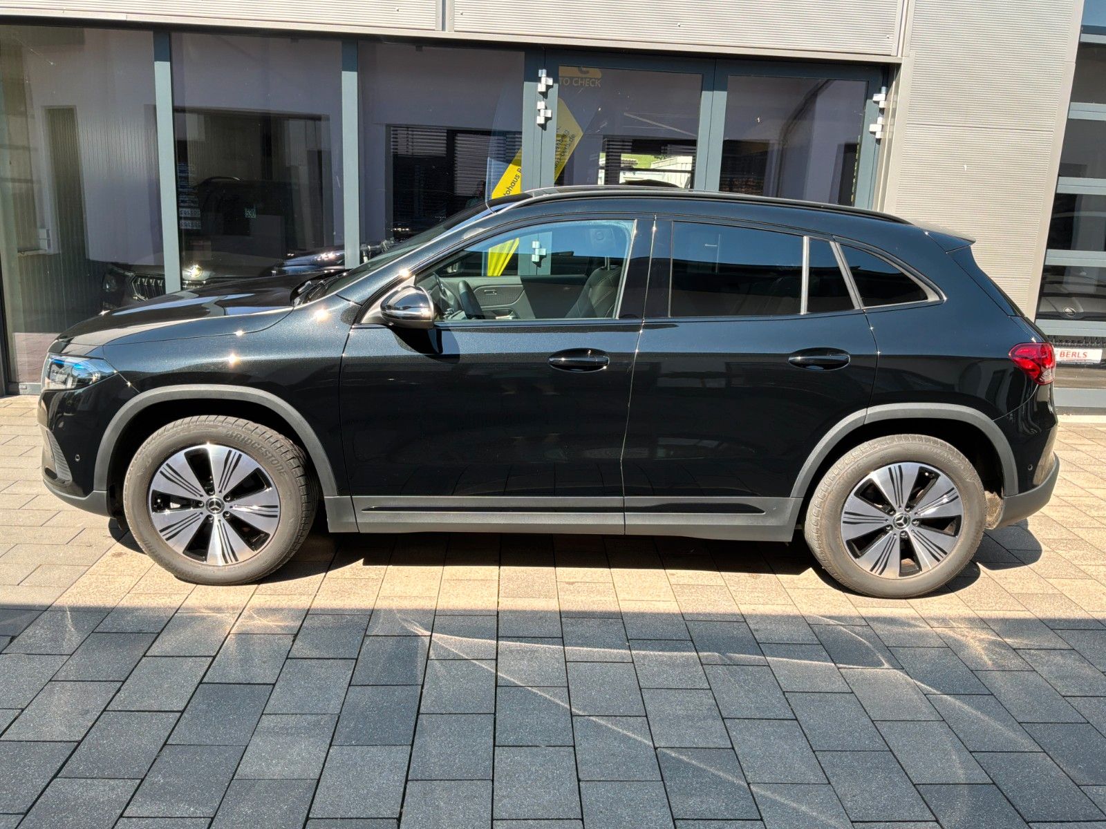 MERCEDES-BENZ EQA 250+ Progressive LED+AHK+Panorama+Garantie
