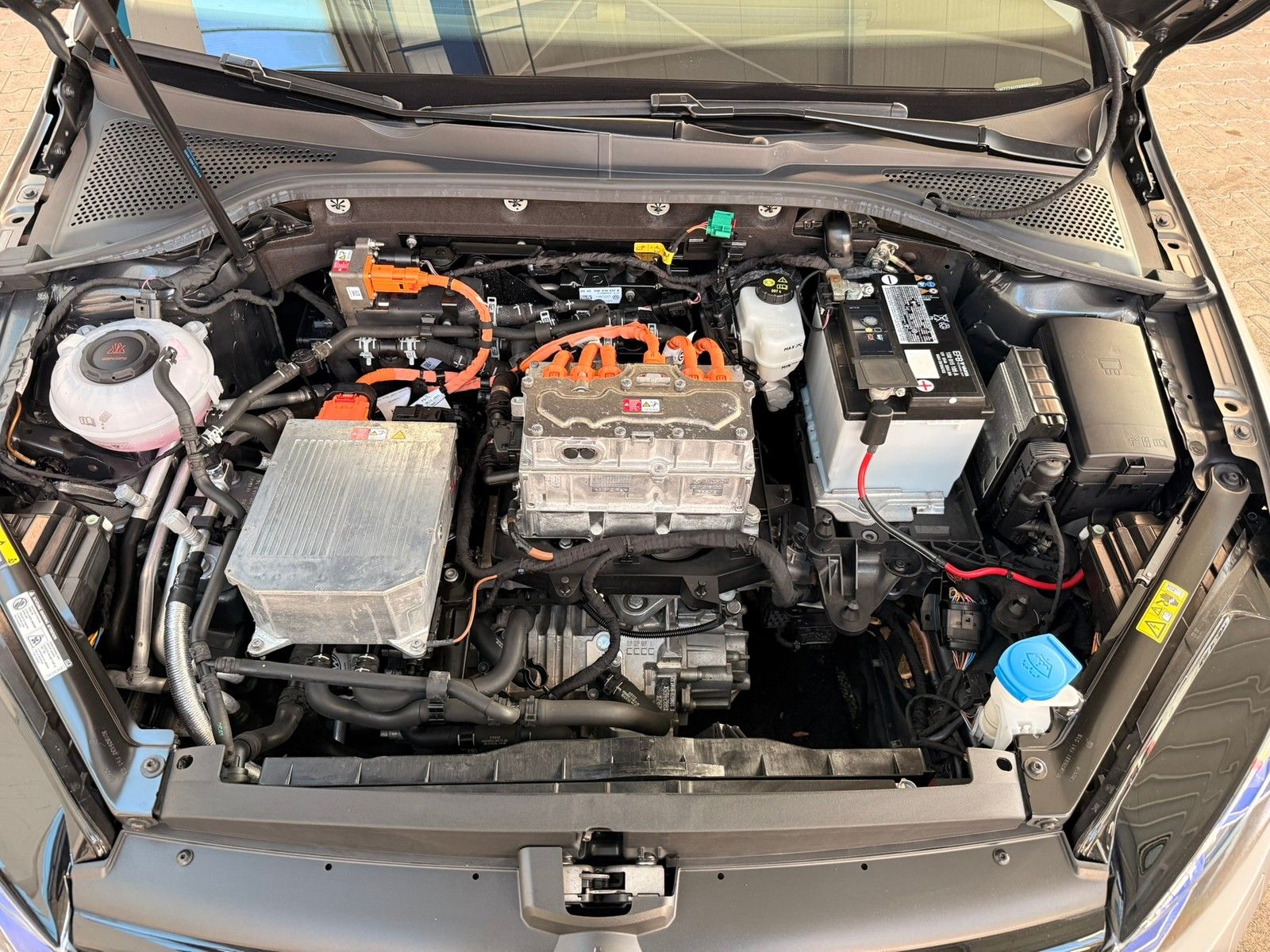 Fahrzeugabbildung Volkswagen e-Golf VII Lim +Wärmepumpe + LED + Spiegel Paket