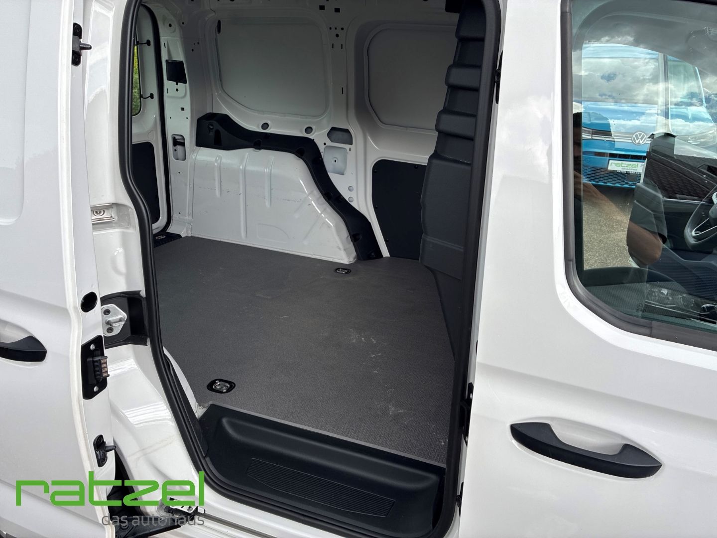 Fahrzeugabbildung Volkswagen Caddy Cargo KR 2.0 TDI AHK Kamera Klimaaut. DAB