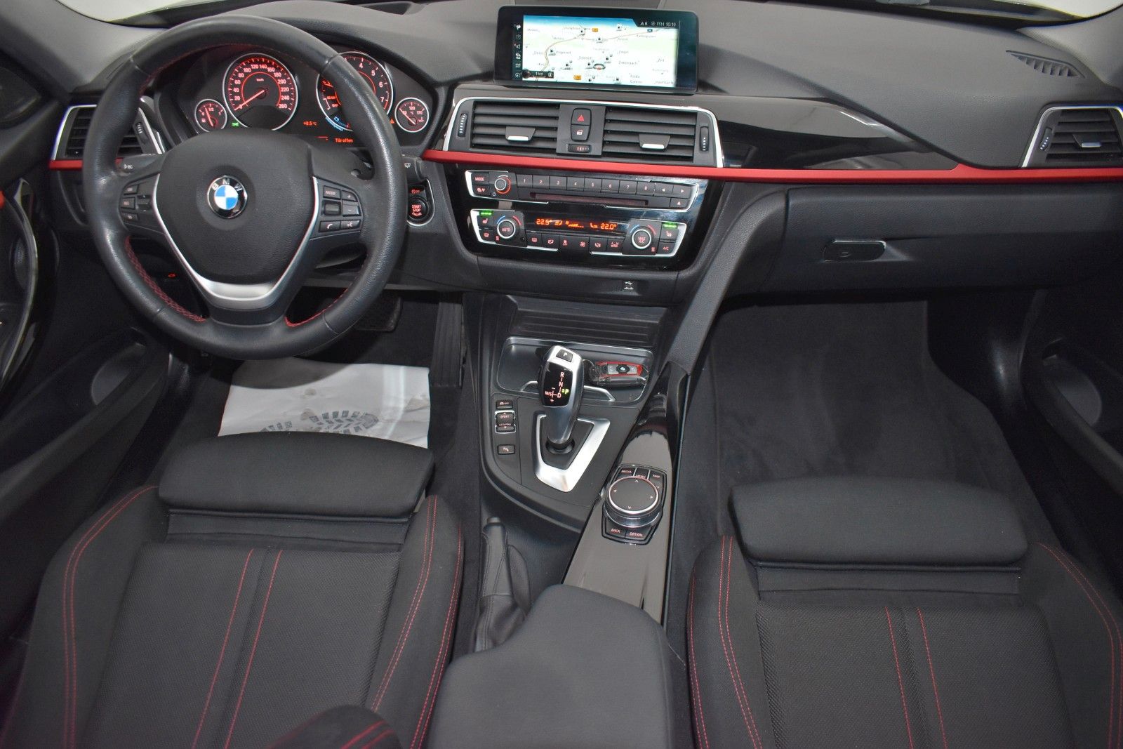 Fahrzeugabbildung BMW 330iA xDrive Touring Sport Line Head-Up,Panorama