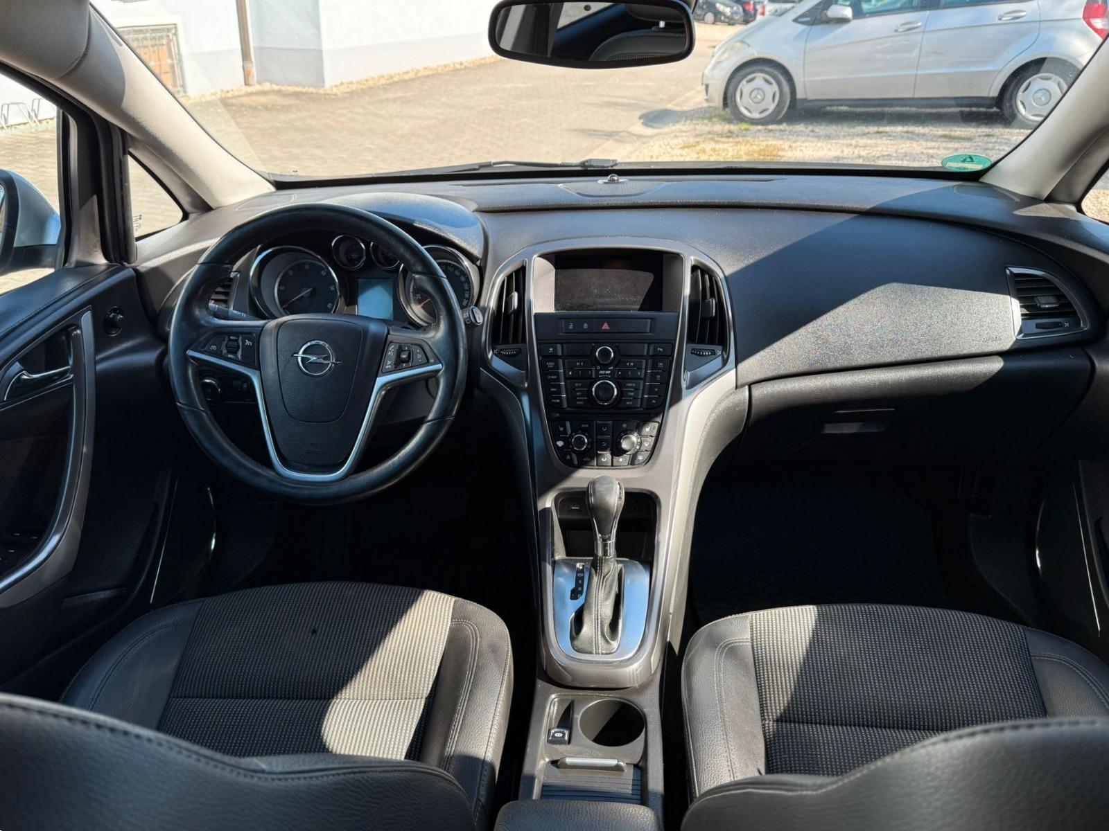 Opel Astra 2011 — photo 12