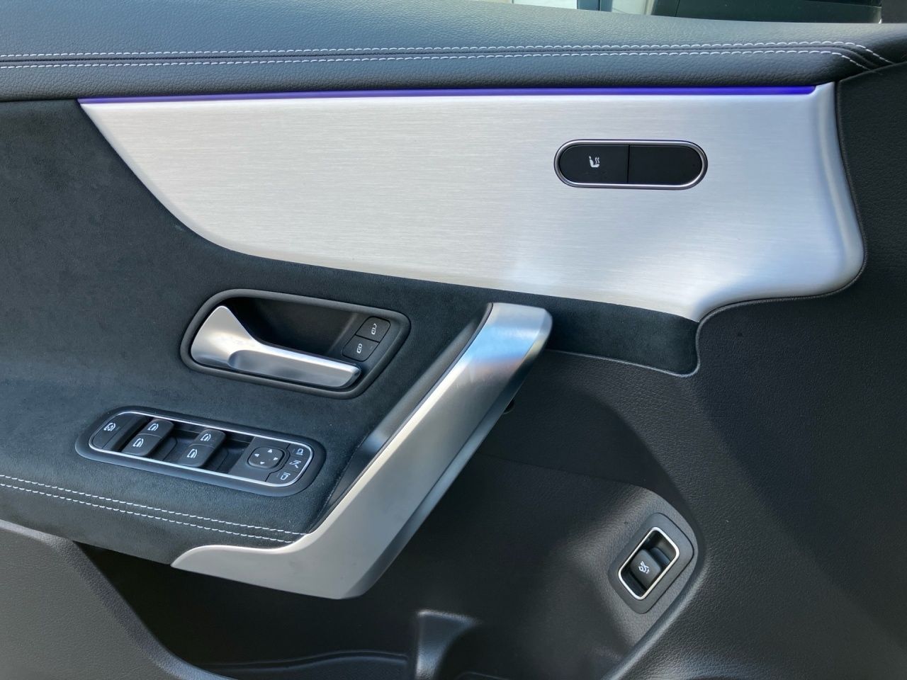 Fahrzeugabbildung Mercedes-Benz CLA 200 d Coupé AMG+AHK+NIGHT+DISTR+MULTIB+KEYL+