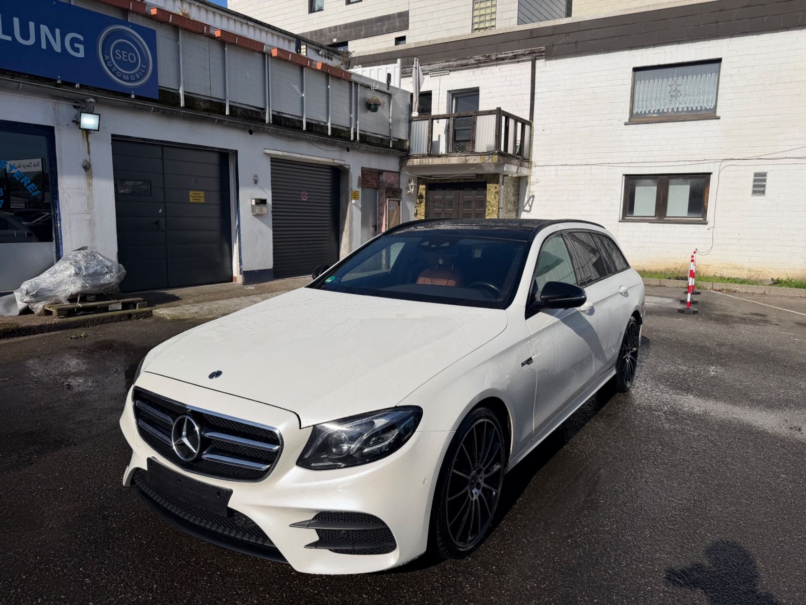 MERCEDES-BENZ E400 4Matic*PANO*360kam*AHK*333PS*AMG*Widescreen