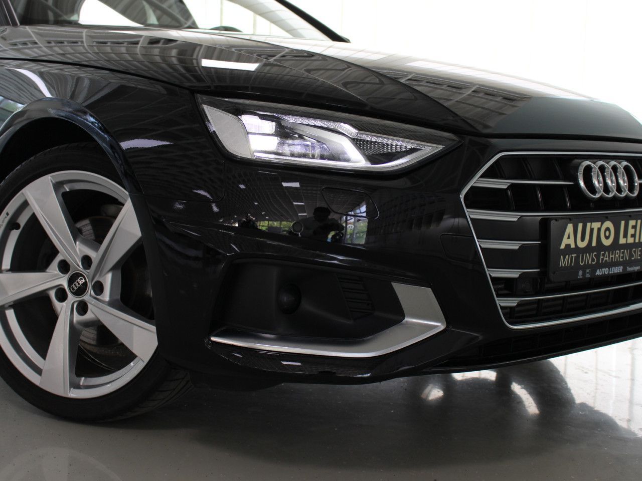 Fahrzeugabbildung Audi A4 Avant 35 TFSI advanced ACC/RFK/Navi/Leder
