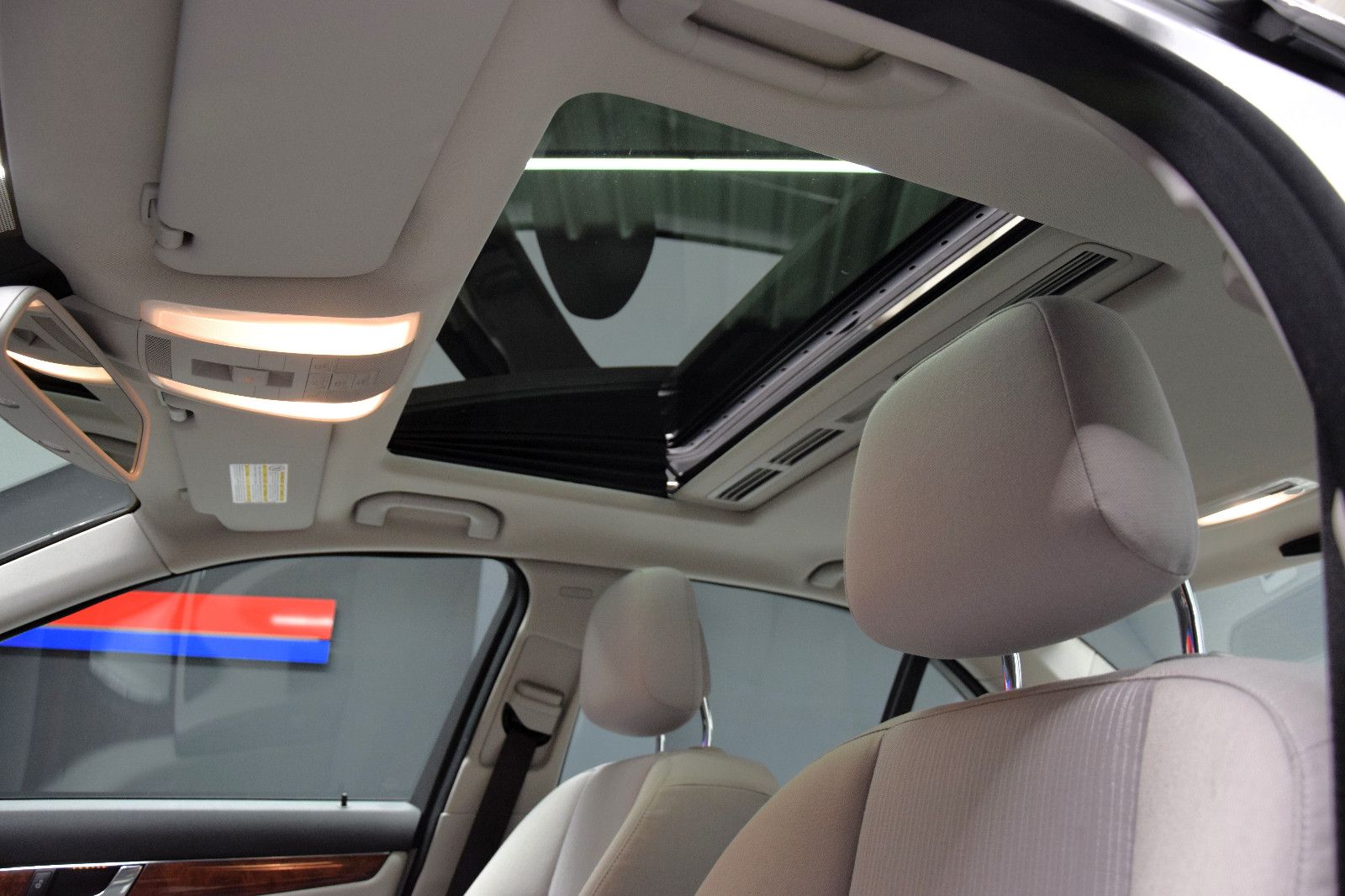 Fahrzeugabbildung Mercedes-Benz C 180 CGI Elegance Limousine Automatik 1. Hand