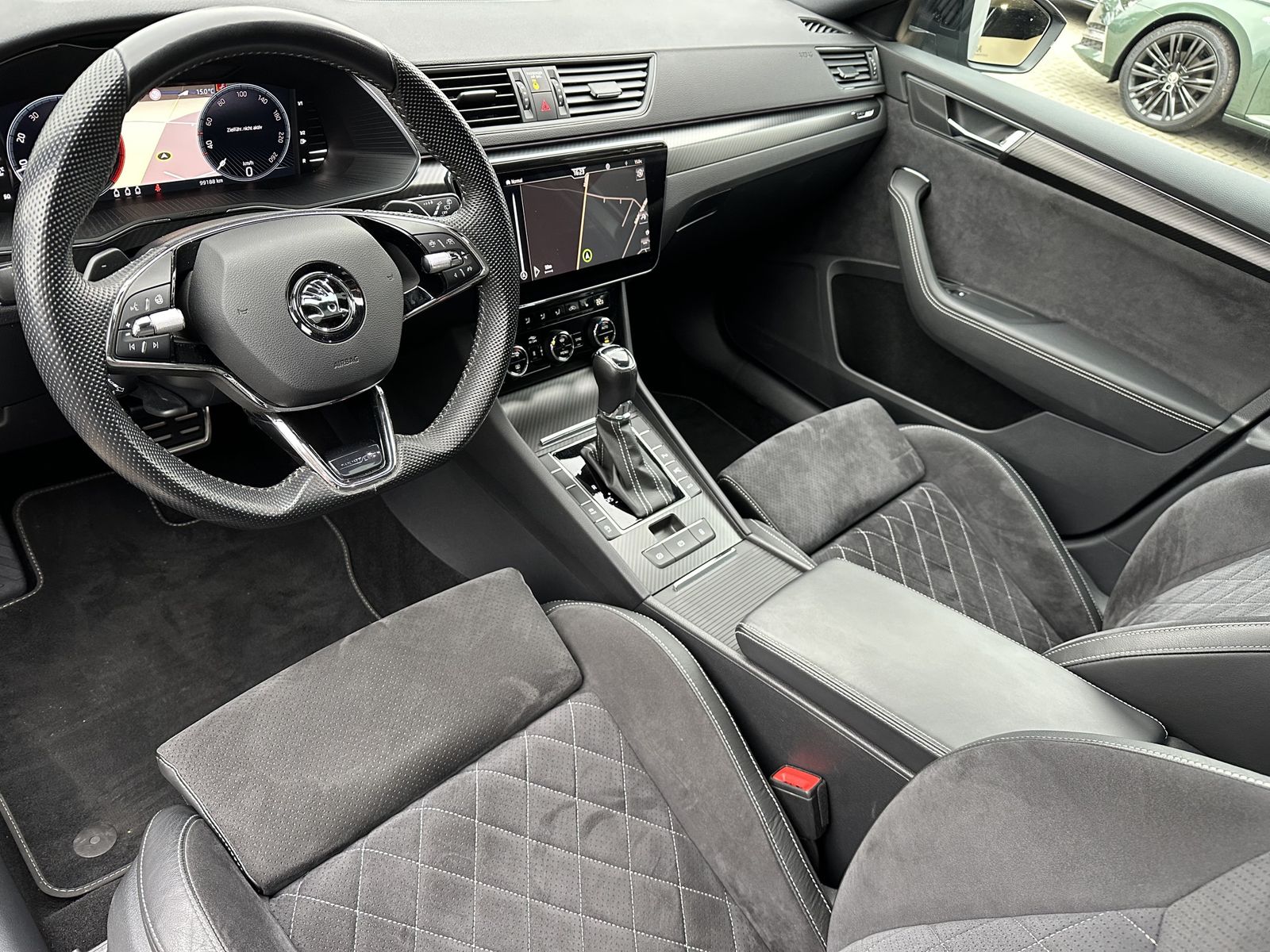 Fahrzeugabbildung SKODA Superb Combi 2.0 TDI DSG Sportline NAV+LED+PANO