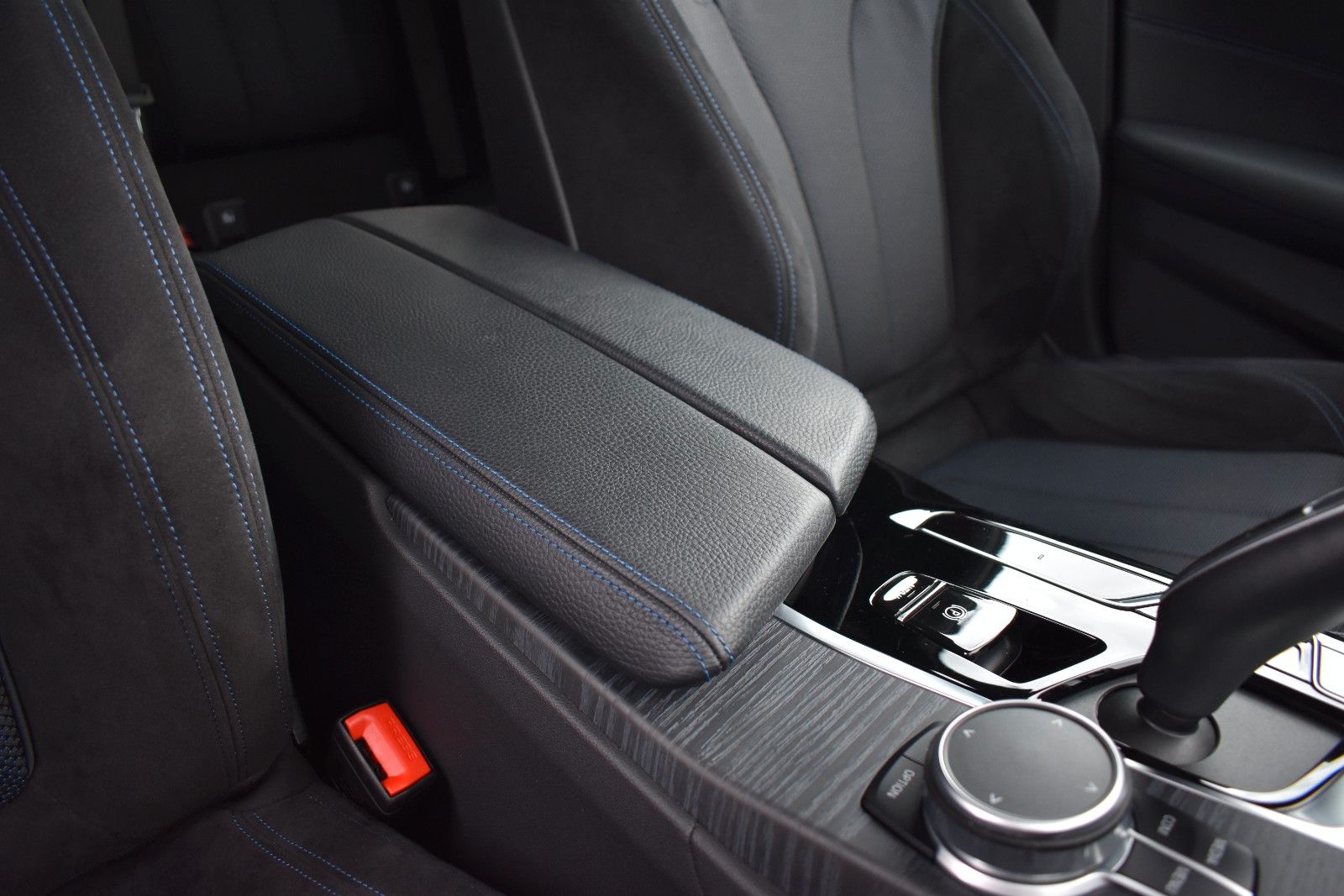 Fahrzeugabbildung BMW 530d Touring xDrive MSport LASER/HUD/KEYLESS/AHK