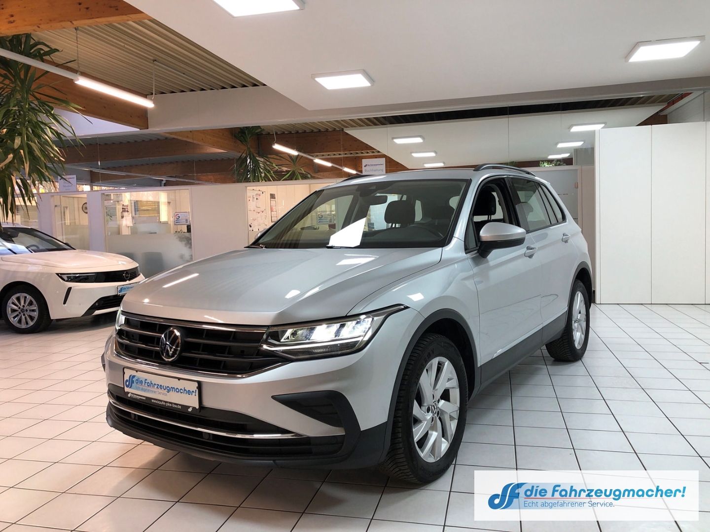 Fahrzeugabbildung Volkswagen Tiguan Life 4Motion 2.0 TDI BMT Navi LED ACC Car