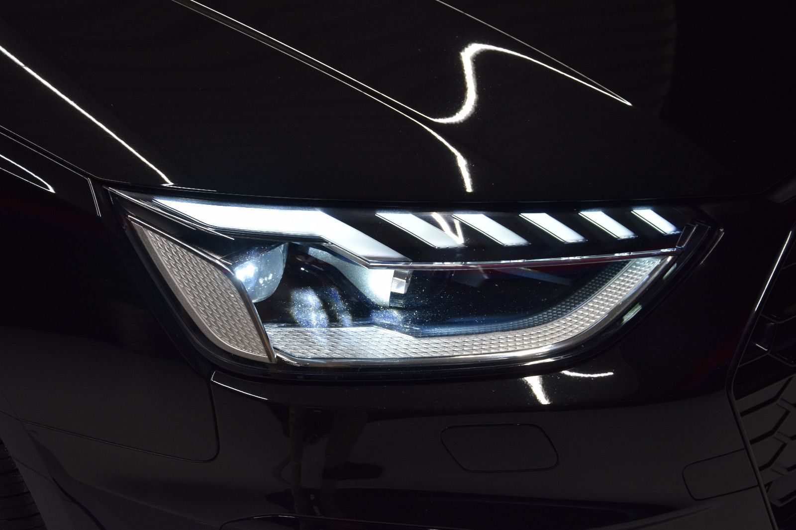 Fahrzeugabbildung Audi A4 Avant 40 TDI S line MATRIX 3-Zonen ACC