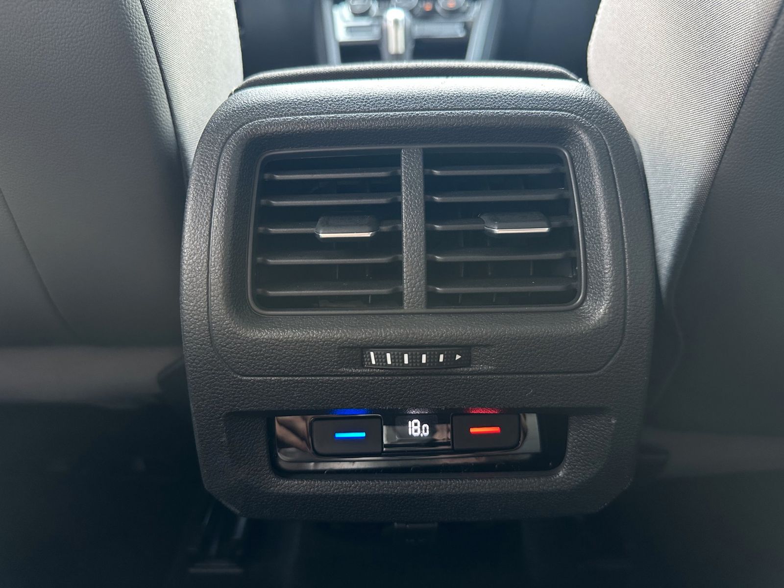 Fahrzeugabbildung Volkswagen Touran 2.0 TDI DSG Comfortline NAV+LED+AHK