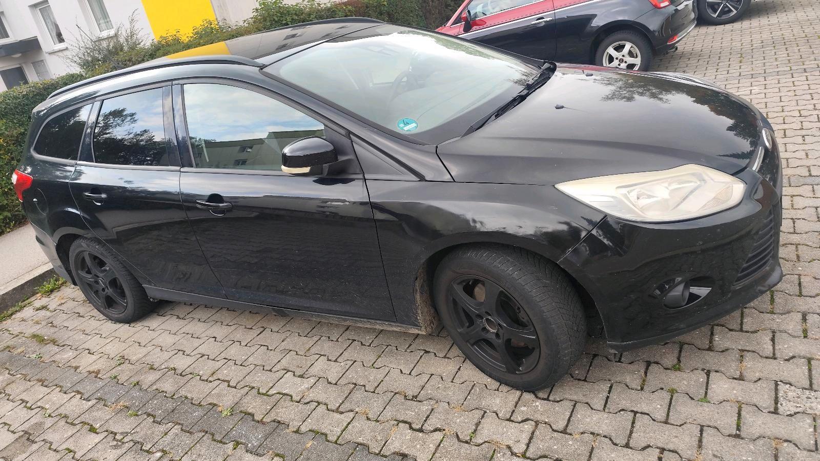 Ford Focus 2011 — rear view