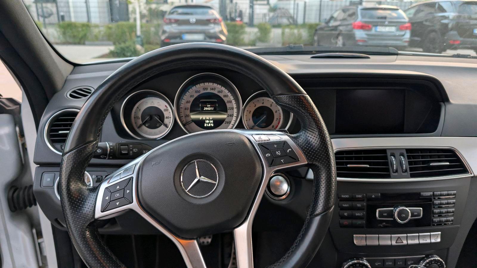 Mercedes-Benz C200 2012 — photo 13