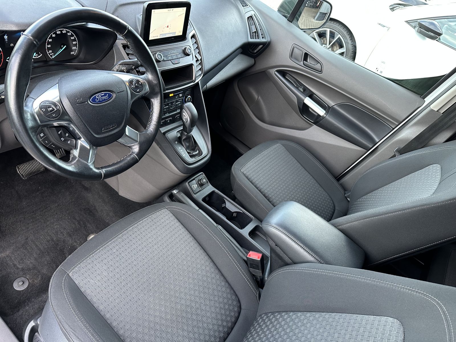Fahrzeugabbildung Ford Transit Connect 240 Lang L2H1 Aut. NAV+XEN+KAMER