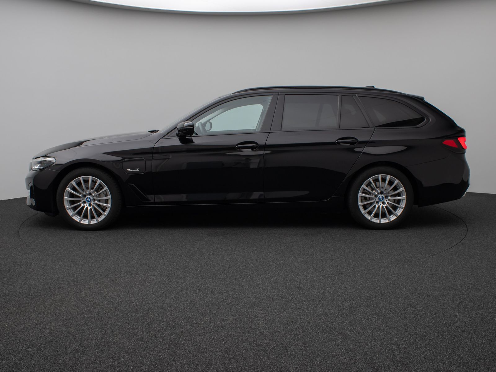 Fahrzeugabbildung BMW 530e Panorama DAB HiFi CockPitPro Alarm PDC LED