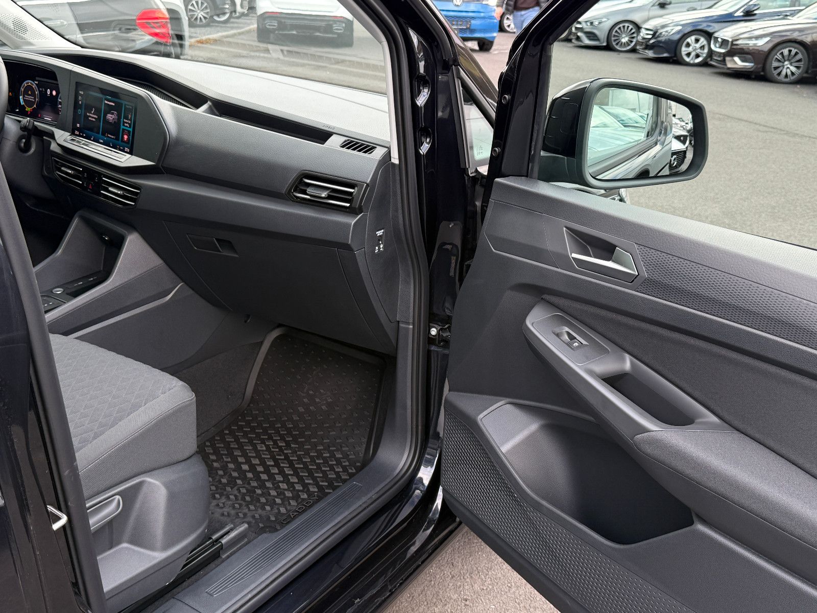 Fahrzeugabbildung Volkswagen Caddy Life Maxi TSI DSG ACC AHK LED Kamera Sthz