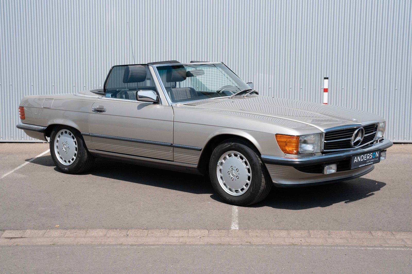 Fahrzeugabbildung Mercedes-Benz SL 300 WGA 2+ ORIG. KM. CHAMPAGN. SCHECKHEFT