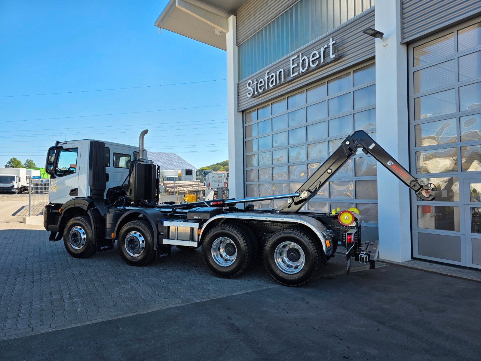Fahrzeugabbildung Iveco X-Way AD320X46BZ OFF 8x4 Hiab ULT26S53-W-ITF Alu