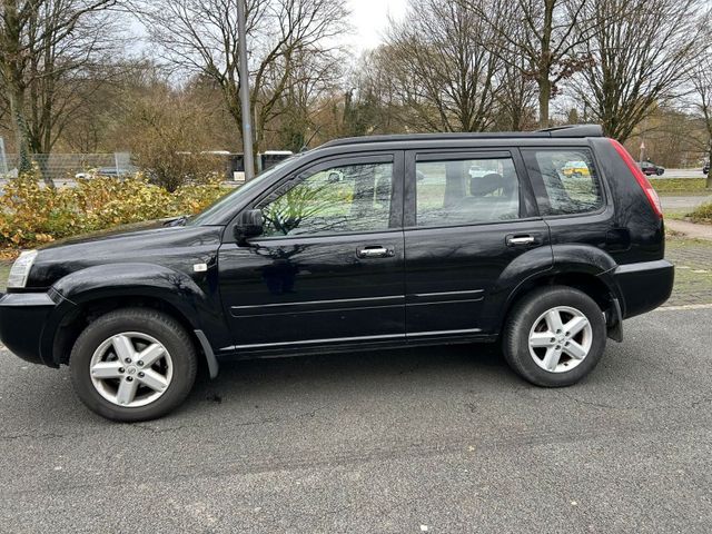 Nissan X-Trail schwarz 4 x 4