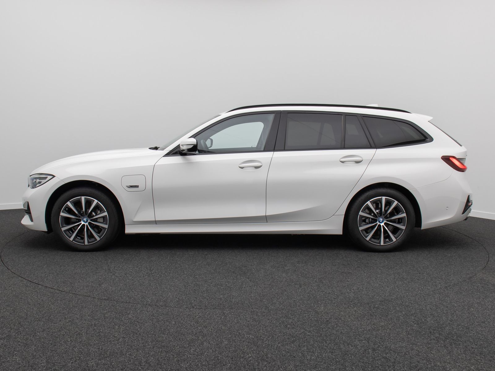 Fahrzeugabbildung BMW 330e xD Sport Line Alarm HUD DAB Panorama HiFi