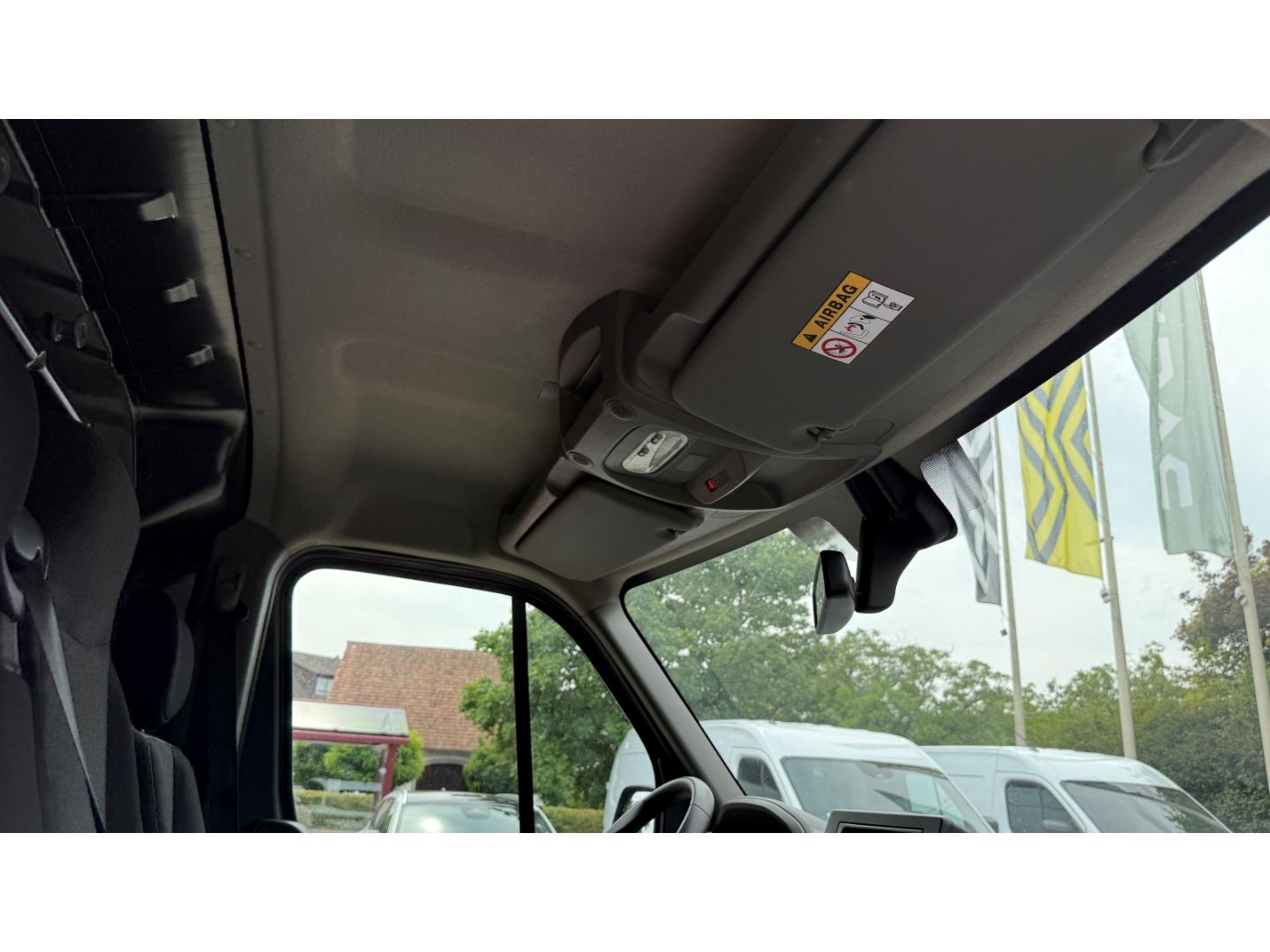 Fahrzeugabbildung Renault Master III Kasten L1H1 Ka 2,8t AHK Totwinkelassi