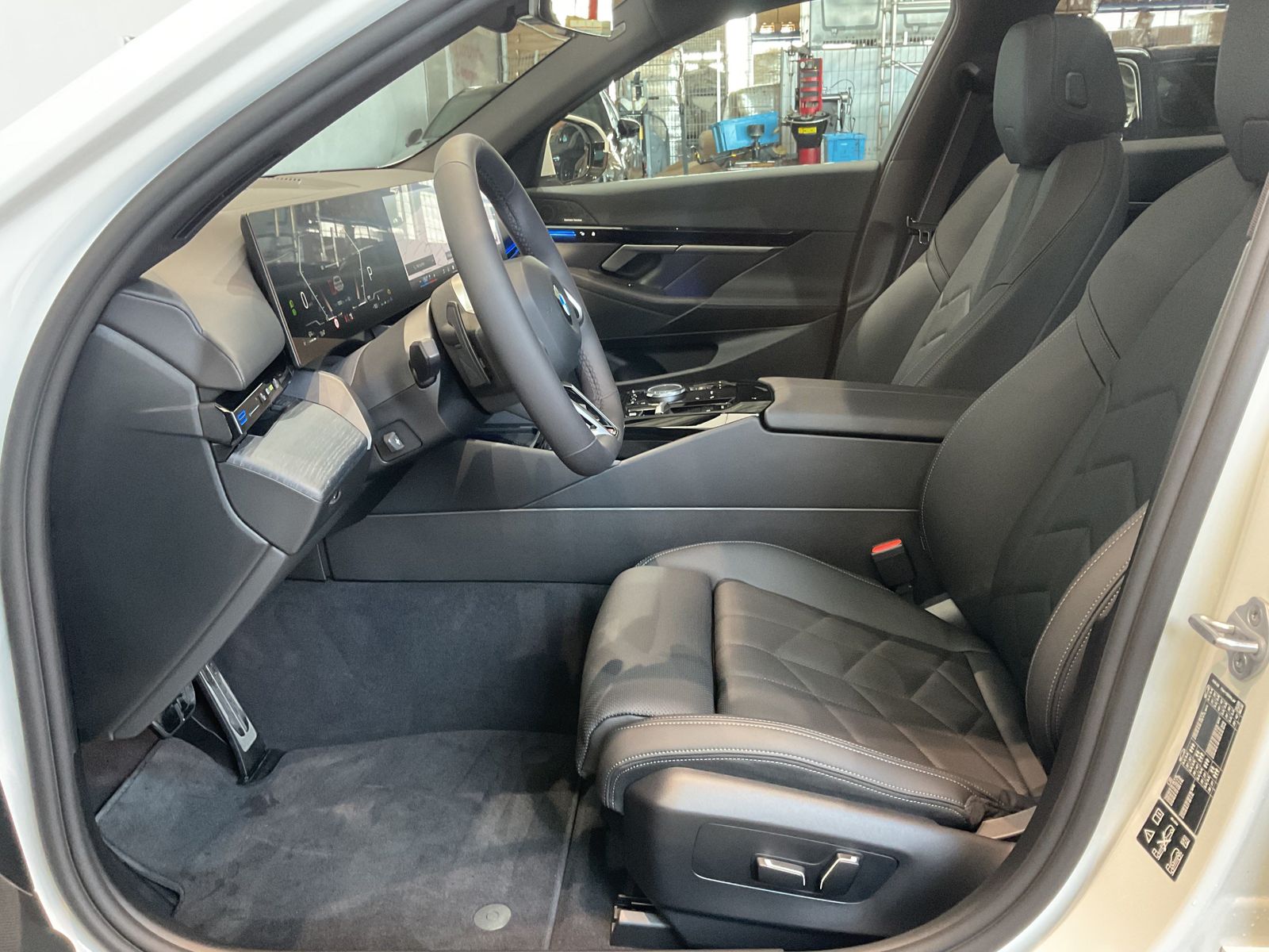 Fahrzeugabbildung BMW 520d xDrive M Sportpaket pro, Panorama-Glasdach,