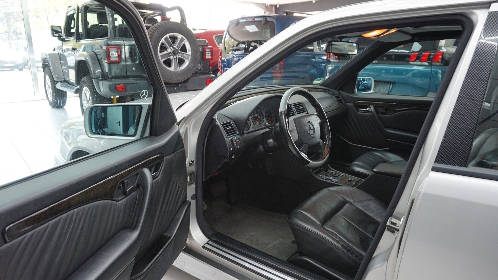 Fahrzeugabbildung Mercedes-Benz C 36 AMG aus deutscher Sammlung.