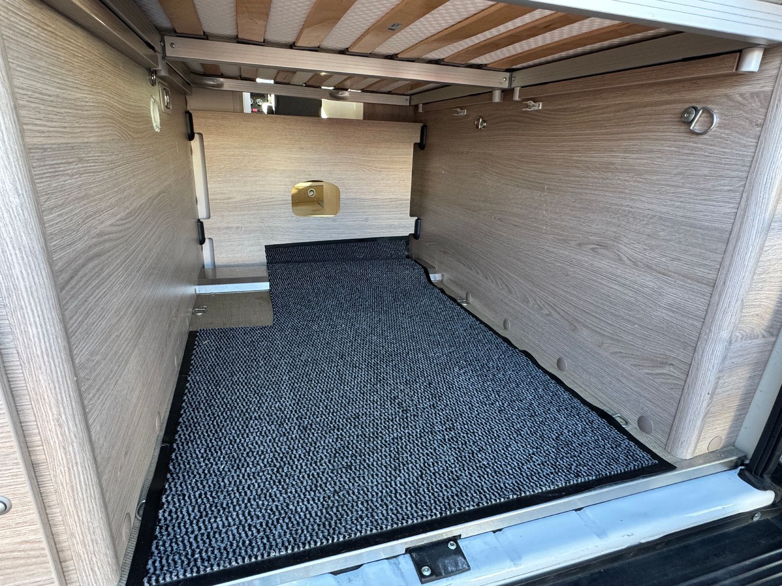 Fahrzeugabbildung Bürstner Campeo Black Forest C 600 AUFSTELLDACH SHZ NAVI+