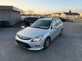 Hyundai i30 CW 1.6 CRDi 66 kW Classic - Hyundai i30 aus 2012 mit Diesel-Antrieb: Kombi
