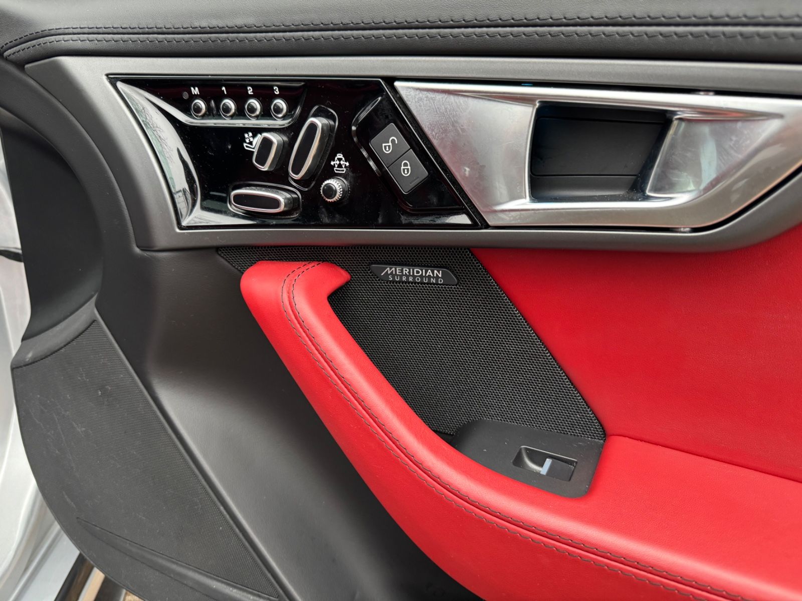 Fahrzeugabbildung Jaguar F-Type*PANO*CAM*XENON*MEMORY*LEDER