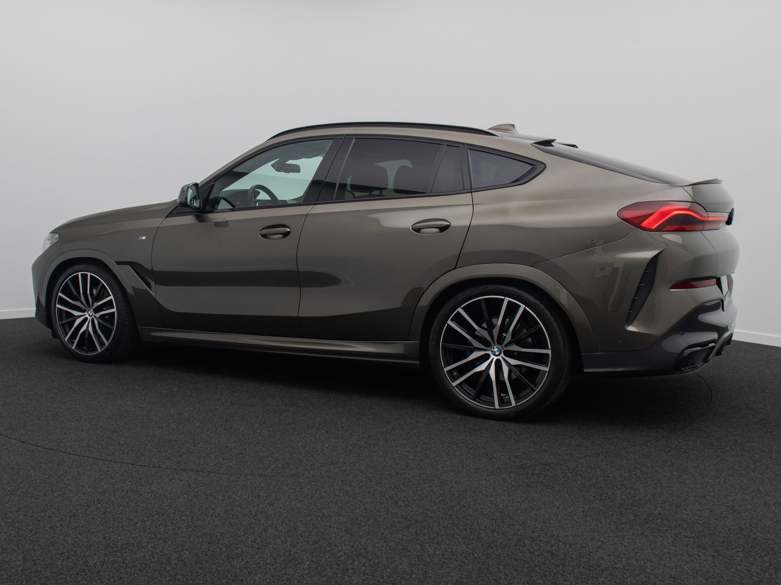 Fahrzeugabbildung BMW X6 xD40i M Sport 360°DAB Panorama Individual 22"