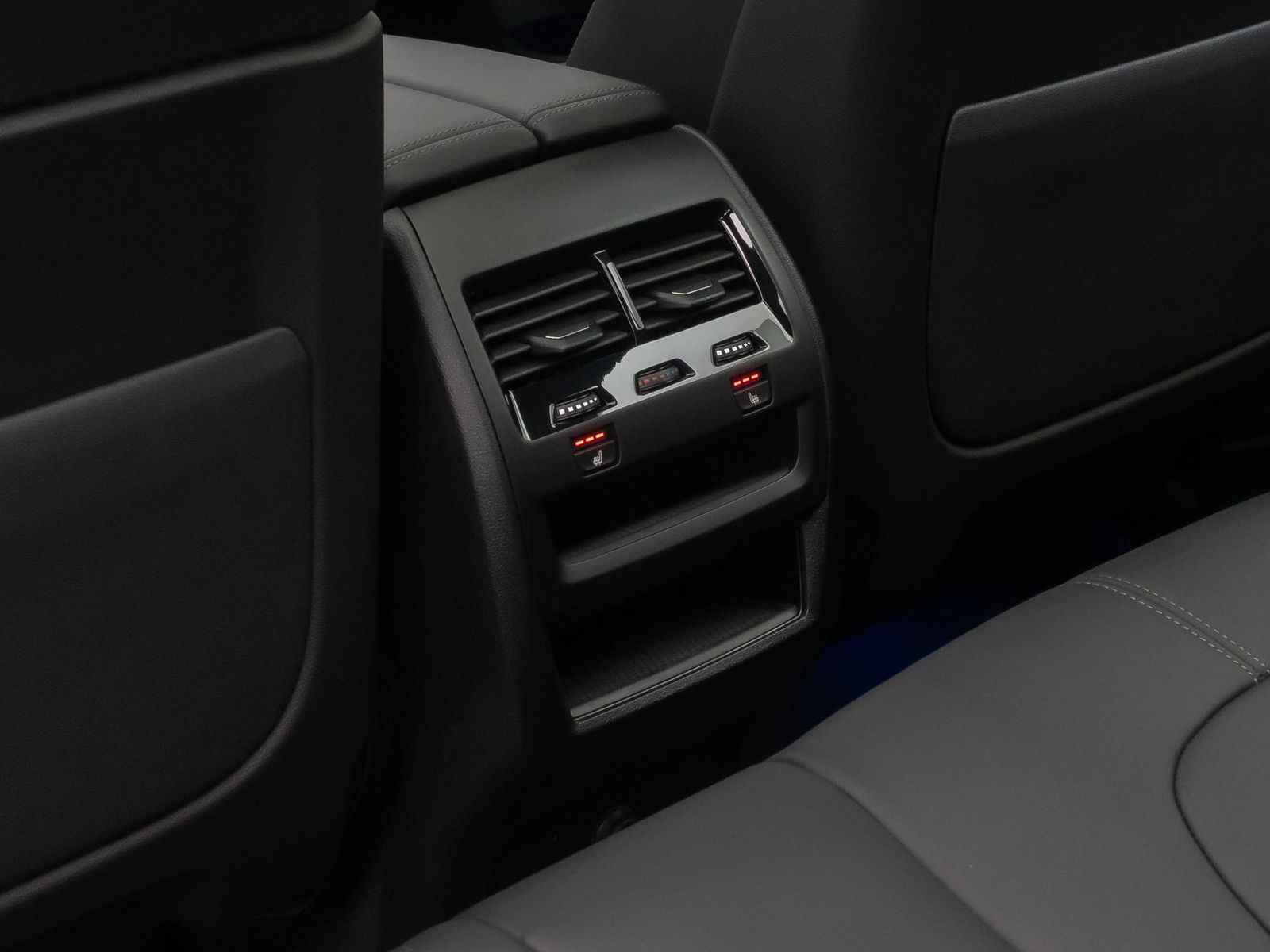 Fahrzeugabbildung BMW X5 xD30d M Sport H/K Panorama HUD DAB SoftCl 22"