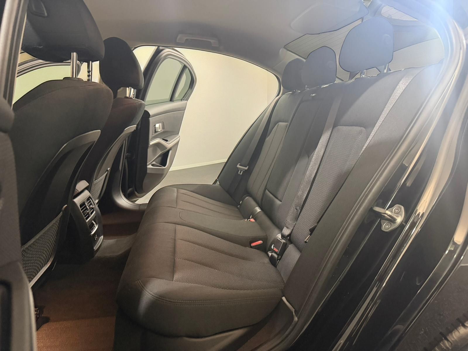 BMW 320d Limo xDrive Shadow-Line AHK*WIDE*LED*CARPLA foto 12