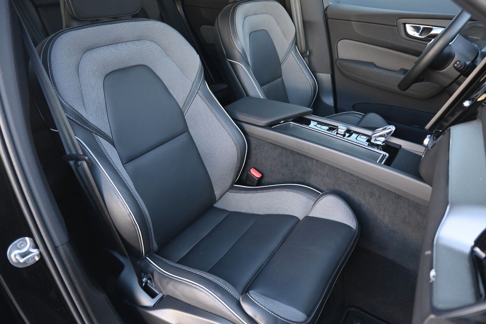 Fahrzeugabbildung Volvo XC60 B5 AWD Plus Black Edition*FSHZG*PANO*360°*