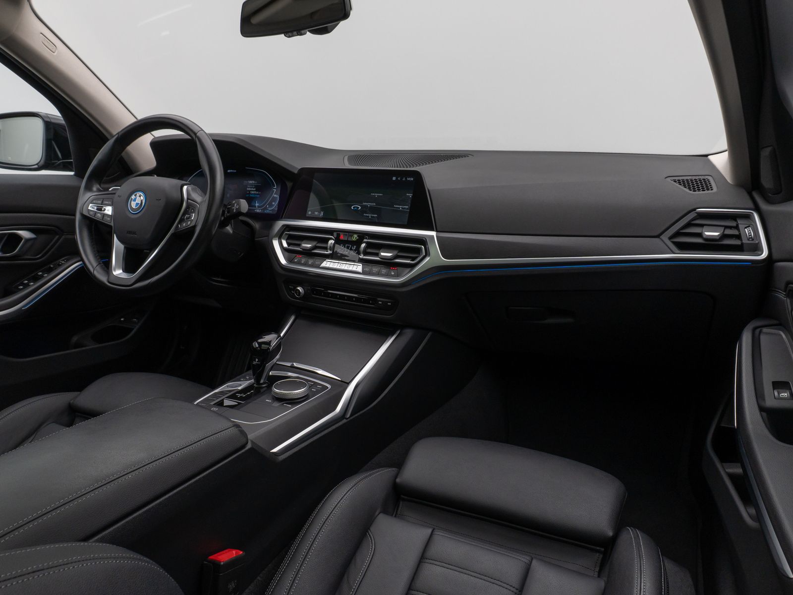 Fahrzeugabbildung BMW 330e xD Sport Line Panorama DAB HiFi Stop&Go AHK