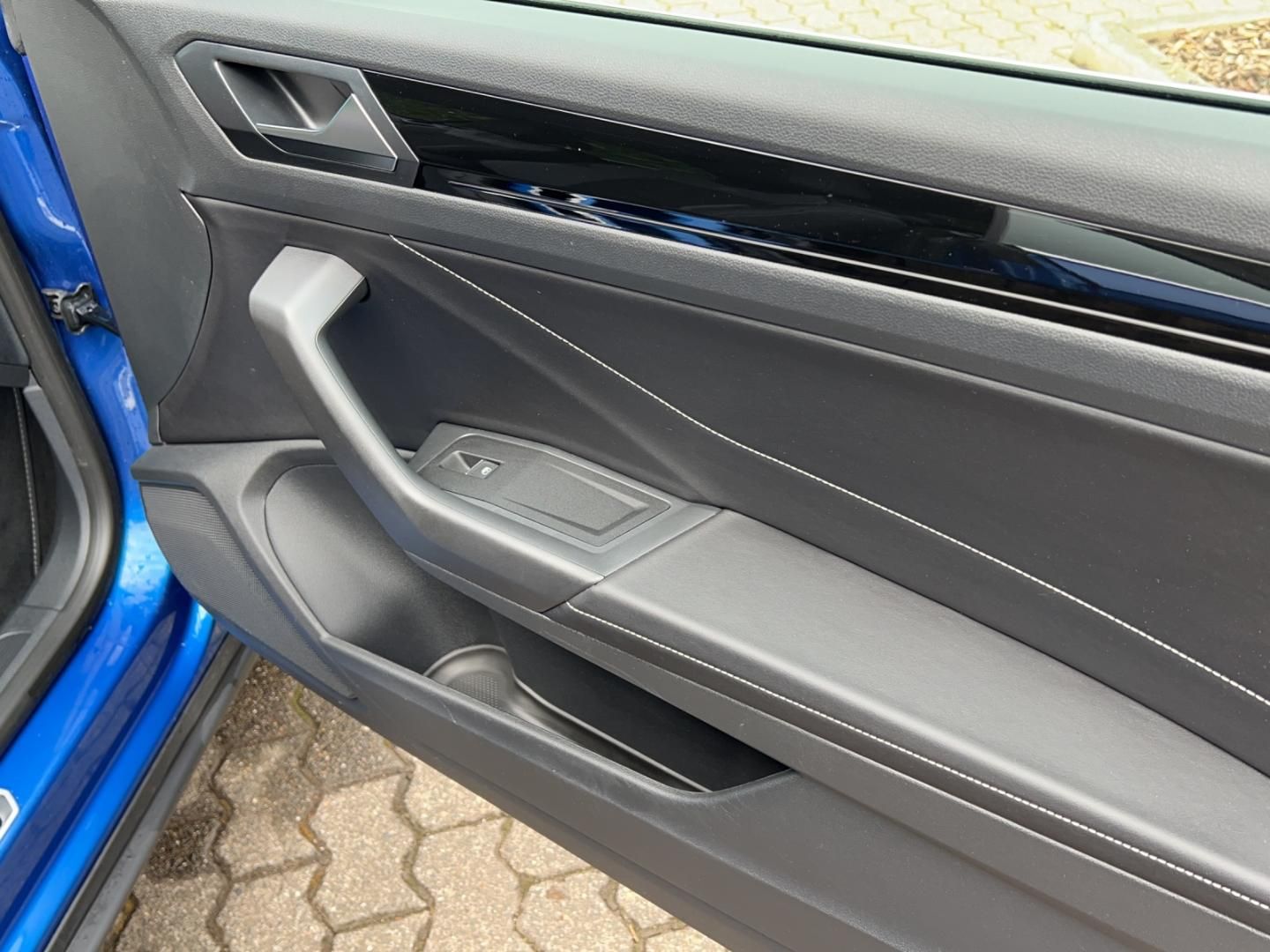 Fahrzeugabbildung Volkswagen T-Roc Cabriolet R-Line 1.5l TSI,Navi, DSG, AHK,
