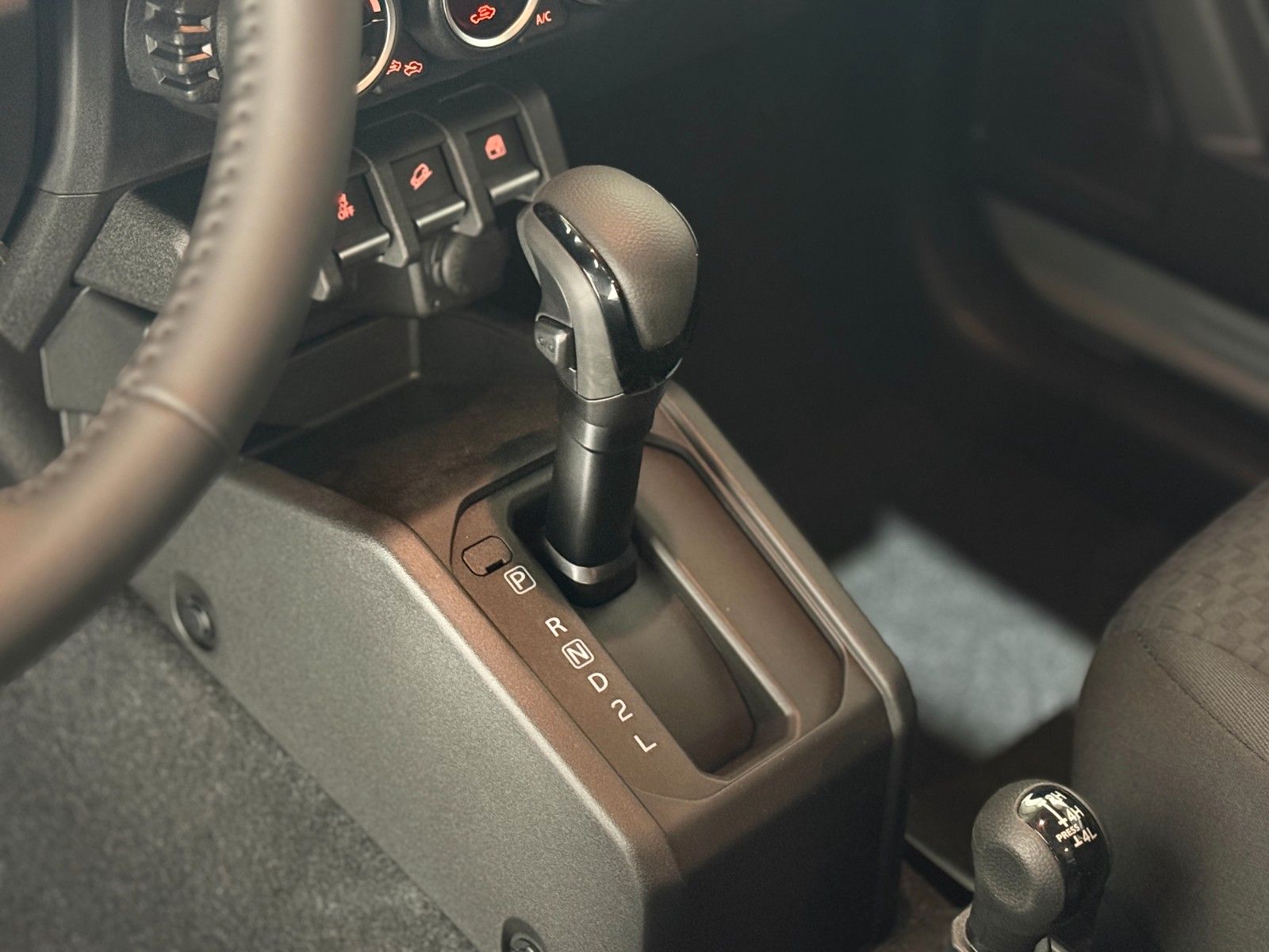 Fahrzeugabbildung Suzuki RTR Jimmy - 4/5 Türer - LED - RFK - MFL