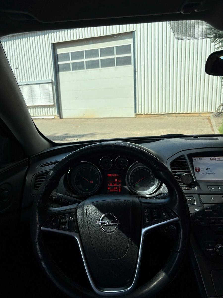 Opel Insignia 2012 — engine 131 HP (96kW)