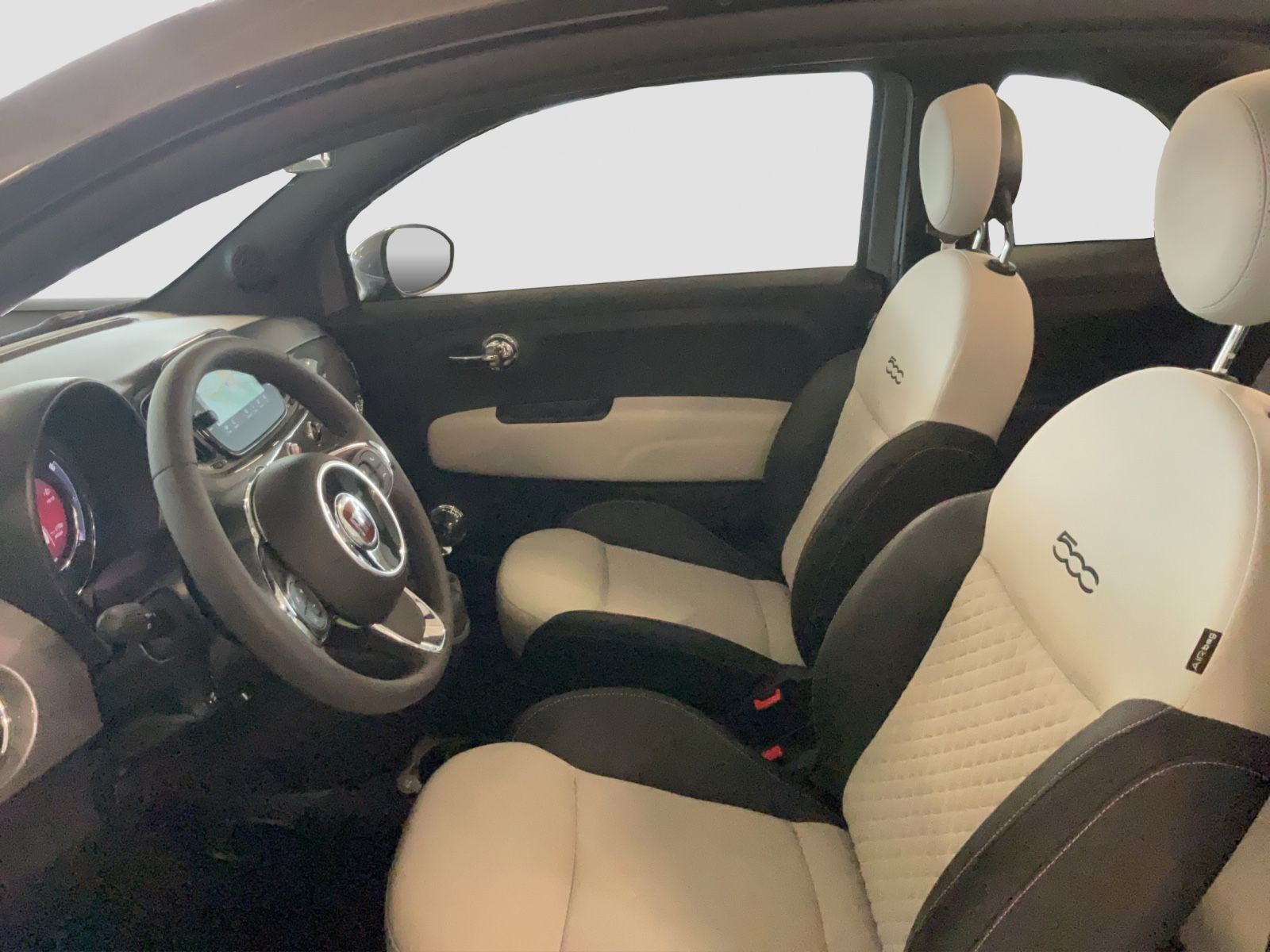 Fahrzeugabbildung Fiat 500C DolceVita 8-fach bereift