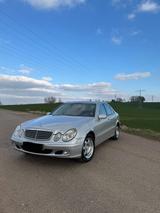 Mercedes-Benz Mercedes w211 240 - Mercedes-Benz 240 mit Benzin-Antrieb: Automatik