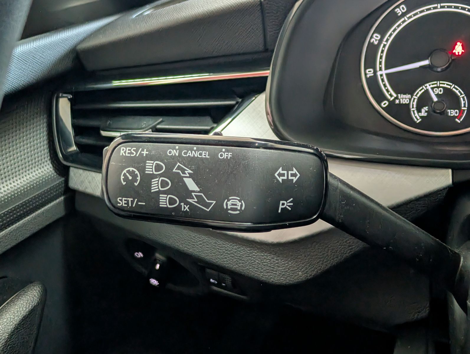 Fahrzeugabbildung SKODA Kamiq Tour 1,0TSI PANORAMA LED SHZ KAM APPLINK