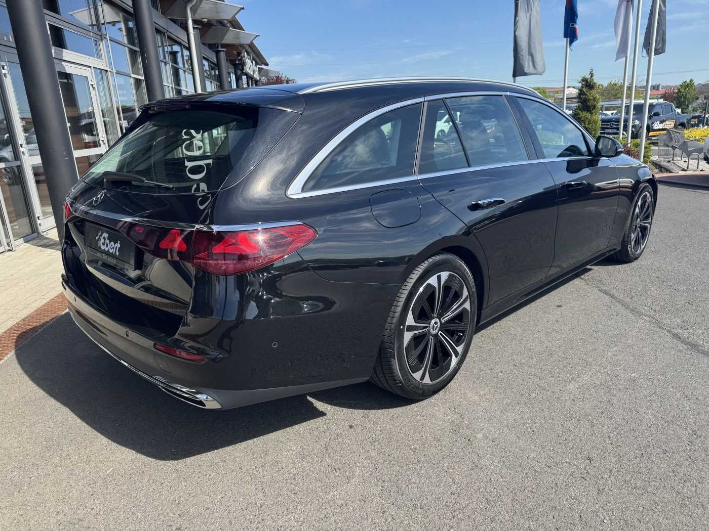 Fahrzeugabbildung Mercedes-Benz E 220 d Avantgarde+Pano+AHK+Distr+19Zoll+MBUX