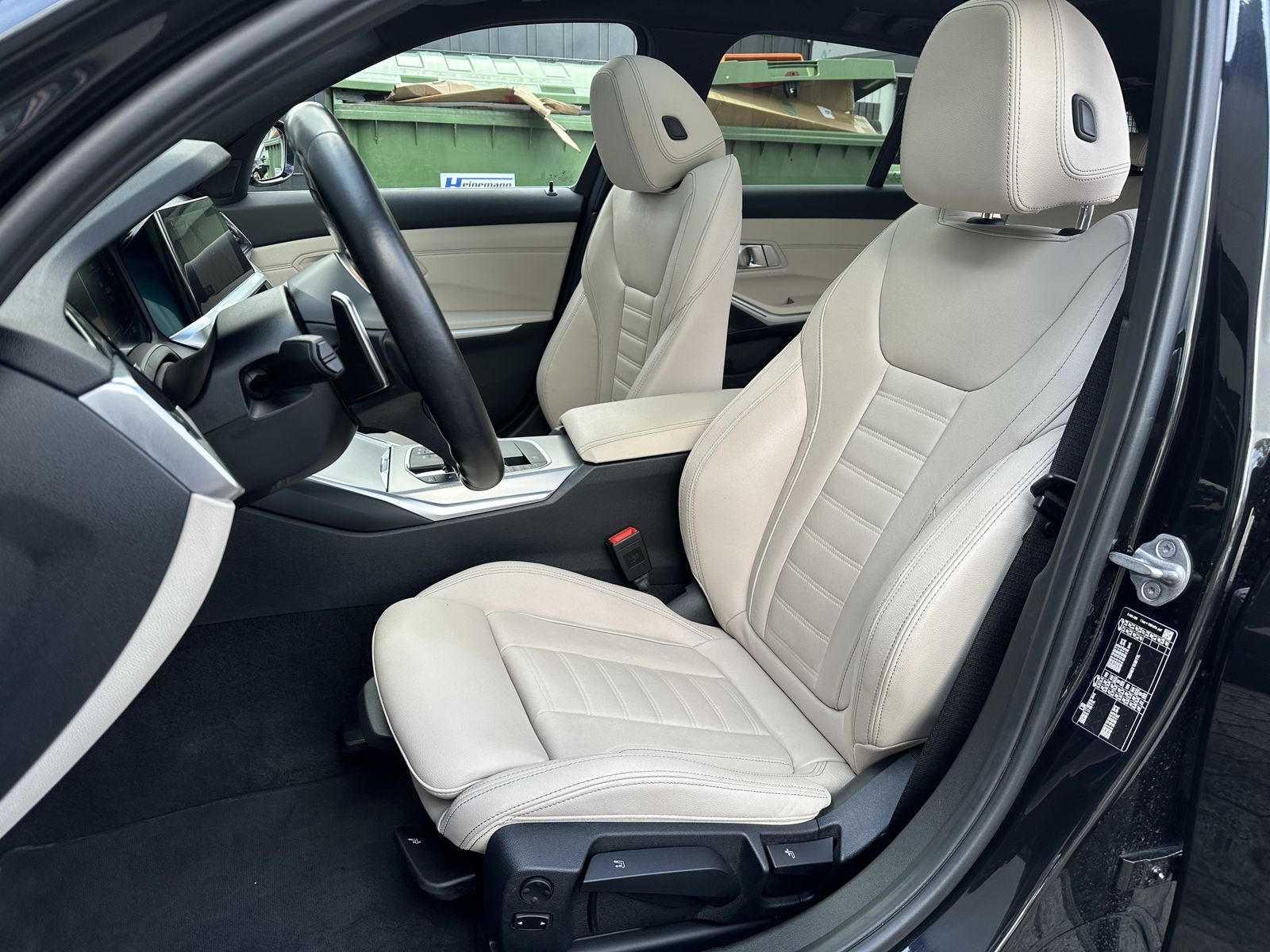 Fahrzeugabbildung BMW 330d Touring M-Sport NAV+LASER+ACC+HUD+PANO+19ZO