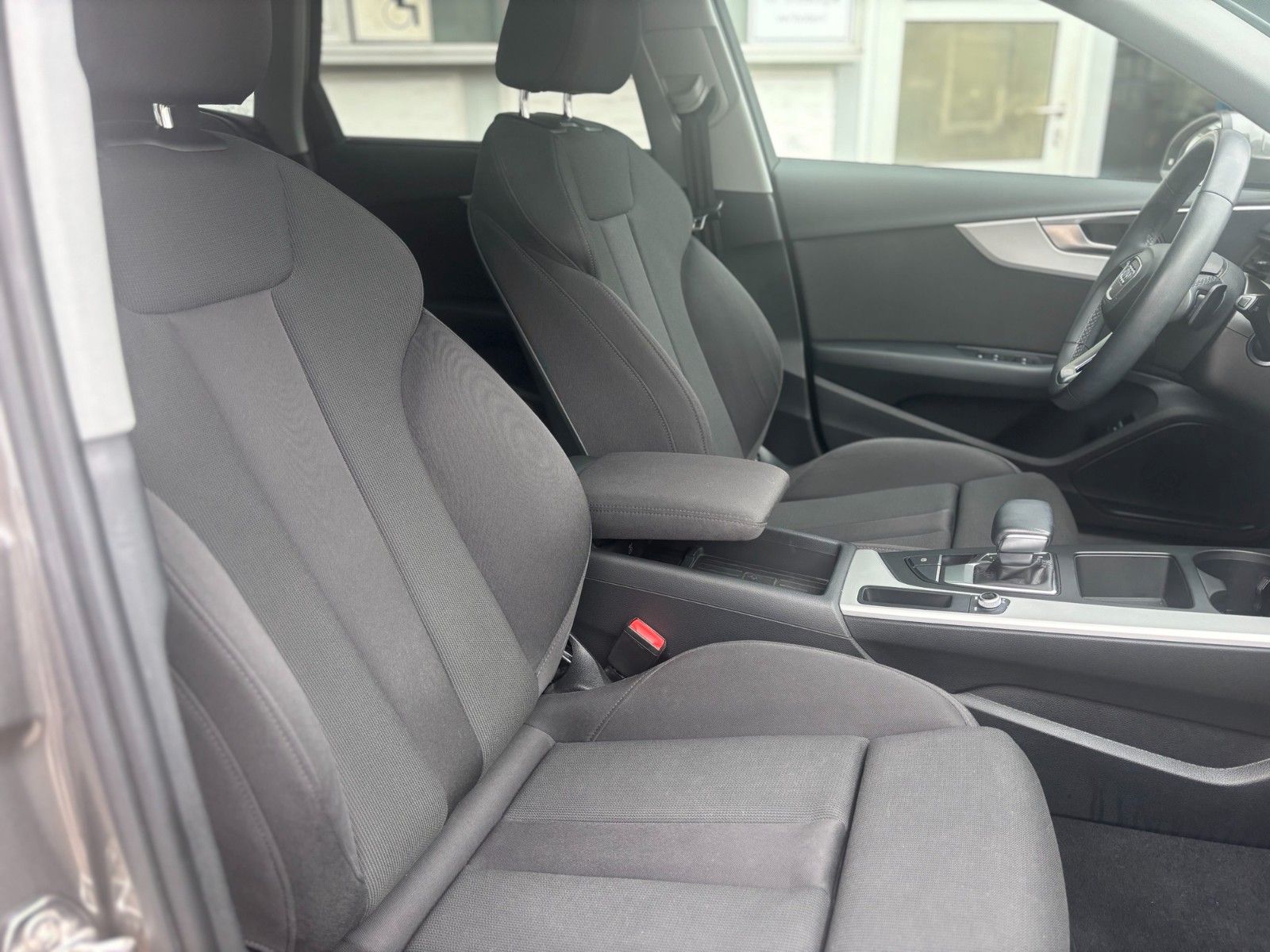 Fahrzeugabbildung Audi A4 Avant 40 TFSI quattro basis
