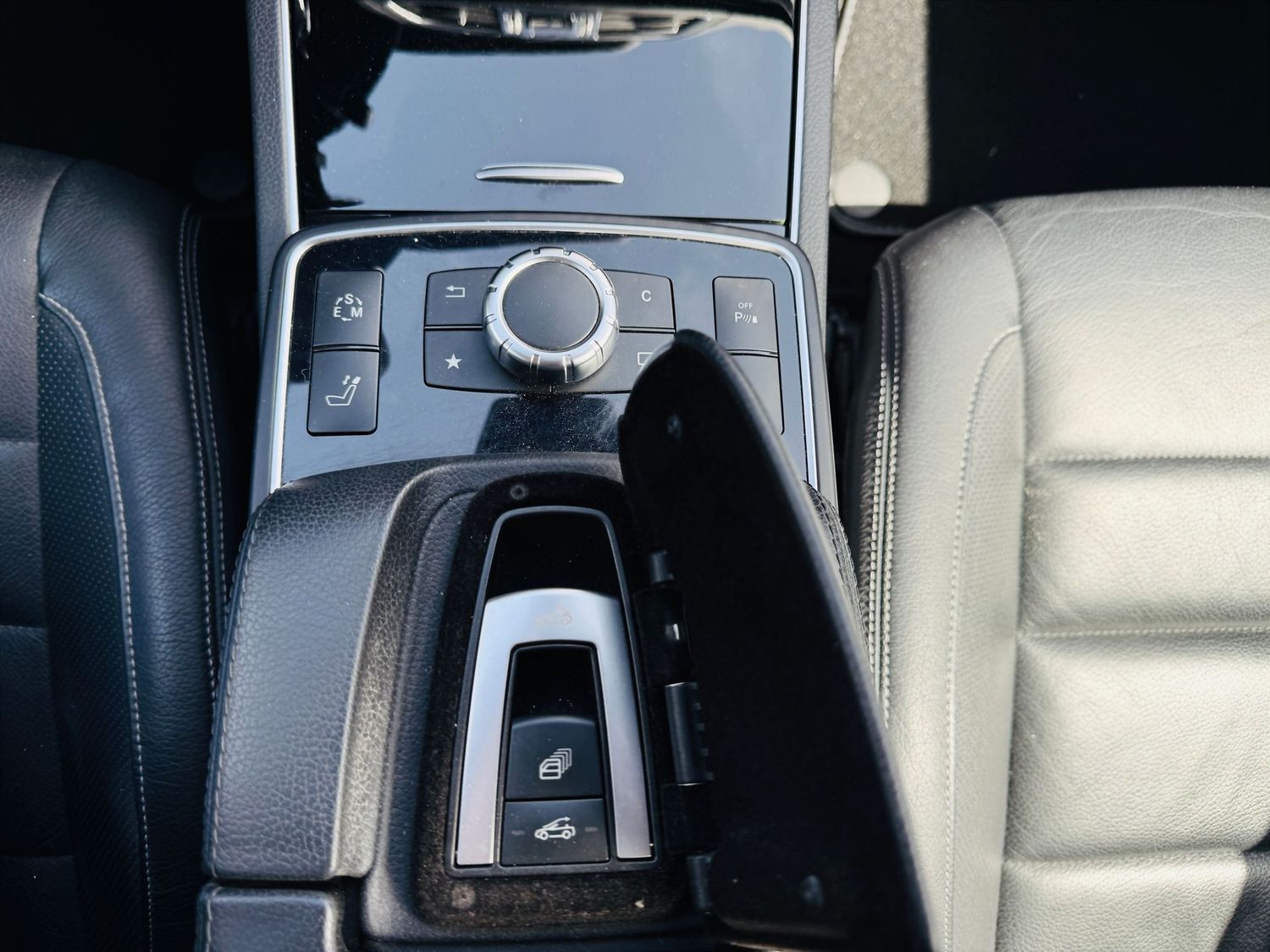 Fahrzeugabbildung Mercedes-Benz E 200 CABRIO SPORTPAKET - Autom., LED, Navi, PTS