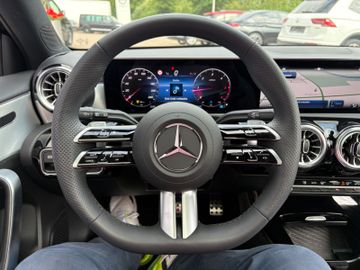 Fahrzeugabbildung Mercedes-Benz A 200d Special Edition AMG Pano DAB Night Paket