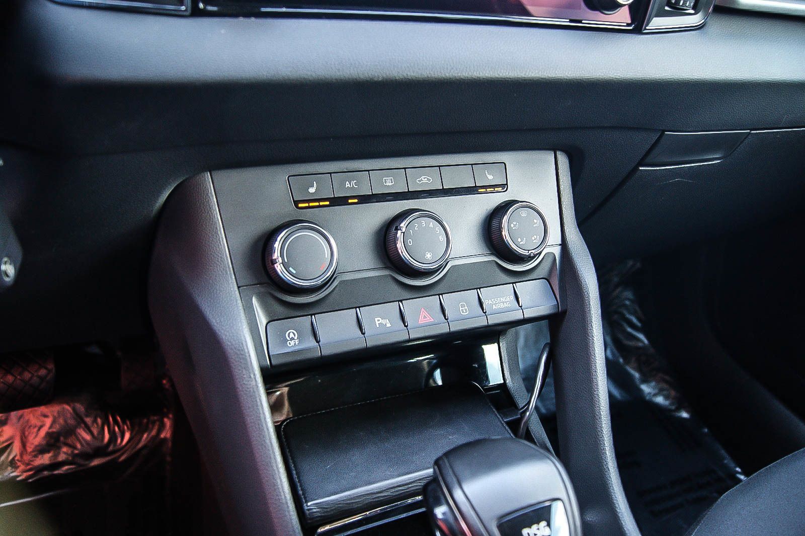 Fahrzeugabbildung SKODA Karoq 1.6 TDI DSG Ambition NAVI ANHÄNGERKUPPLUNG